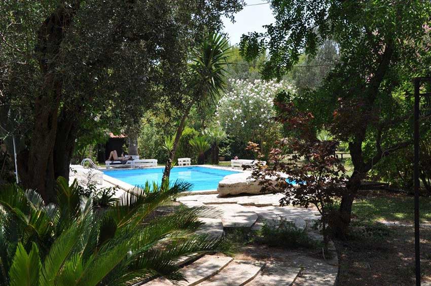 Vista piscina dal giardino del campeggio